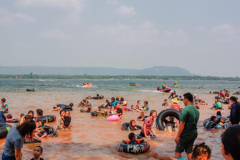วิวร่มไม้ริมหาดคำสมบูรณ์