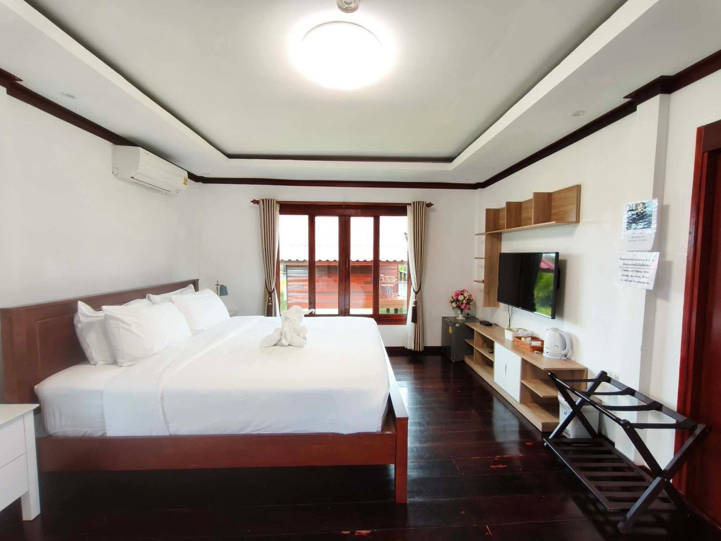 ห้องเตียงใหญ่พร้อมห้องน้ำส่วนตัว HR Resort